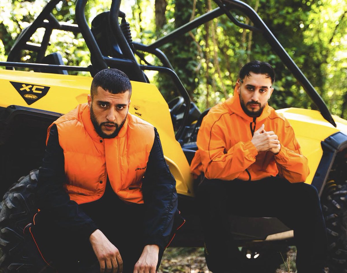 bu adamları asla dinleyemem hayatım boyunca çünkü hep aynı flow ve sürekli cümle cümle mikrofonu paslaşmaları çok kulak tırmalıyor nakaratta olur ama tüm şarkı böyle sarmıyor şarkının bir anlamı kalmıyo