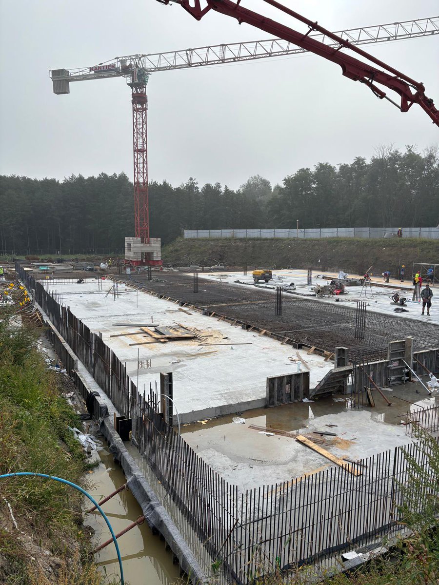 BudagoSpzoo's tweet photo. Kolejny dzień betonowania płyty fundamentowej, w sumie wylejemy ponad 1000 m3 betonu bo solidny fundament to podstawa💪

Po zakończeniu prac, przekażemy Inwestorowi około 4000 m2 powierzchni handlowej na dwóch poziomach.

Lokalizacja: Kraków. https://t.co/kMKpp8DbE0