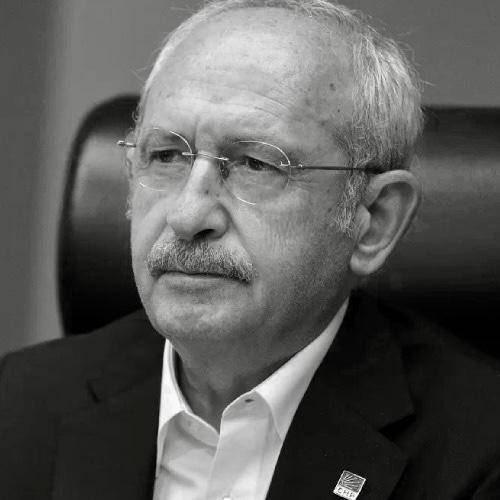 Kemal Kılıçdaroğlu’nun T24’teki bugünkü yazısından:
“Unutulmamalı ki talih, yalnızca hazırlıklı olanlara güler. Hazırlıksız yakalananları ise tarih, acımasızca silip atar.”