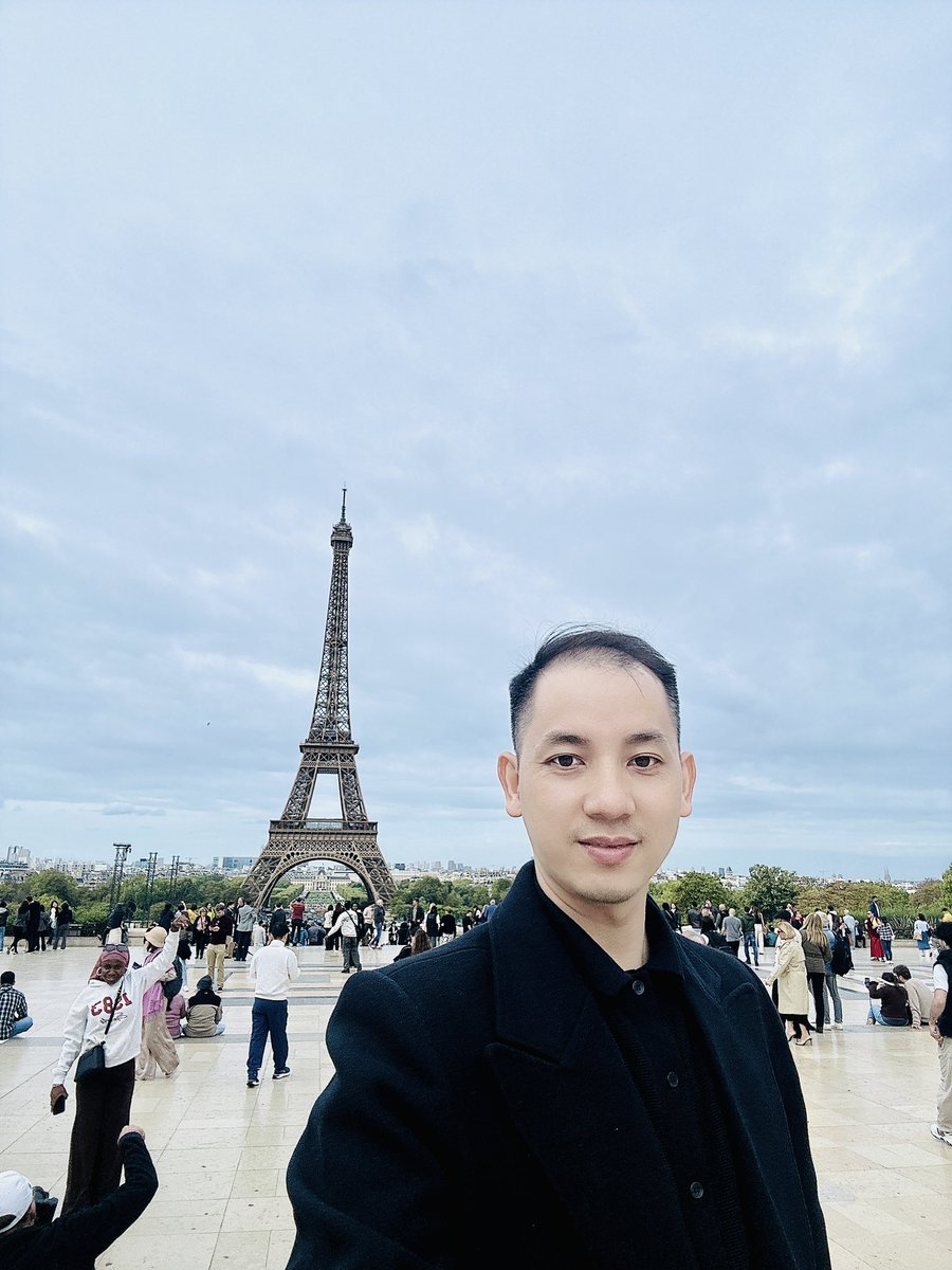 RpHien's tweet photo. Bon soir #Paris #drhien https://t.co/QbVobmPFND