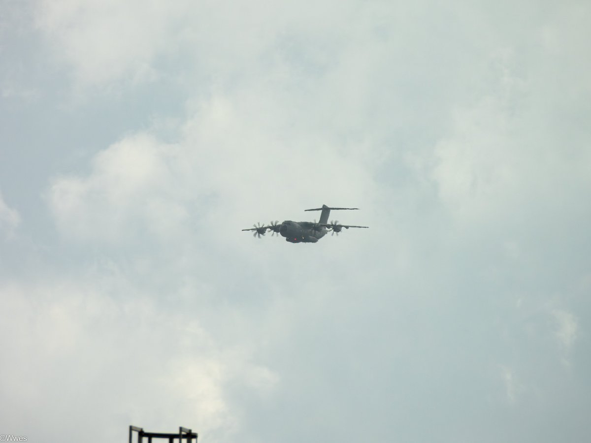 wesleyb1989's tweet photo. 16-9: #FL25 1/3
-#ROGUE21 #3F4F0F #Luftwaffe (54+25) #A400 A-400M
-#IAM4687 #33FFF3 (MM62177) Aeronautica Militare #Italy #C30J C-130J Super #Hercules
-#48D840 (011) #Polish #C295 CASA C-295 #Persuader
-342199 (T.21-09) Fuerza Aerea Española #Spain #C295 #CASA C-295 Persuader https://t.co/9XVKhPxjTR