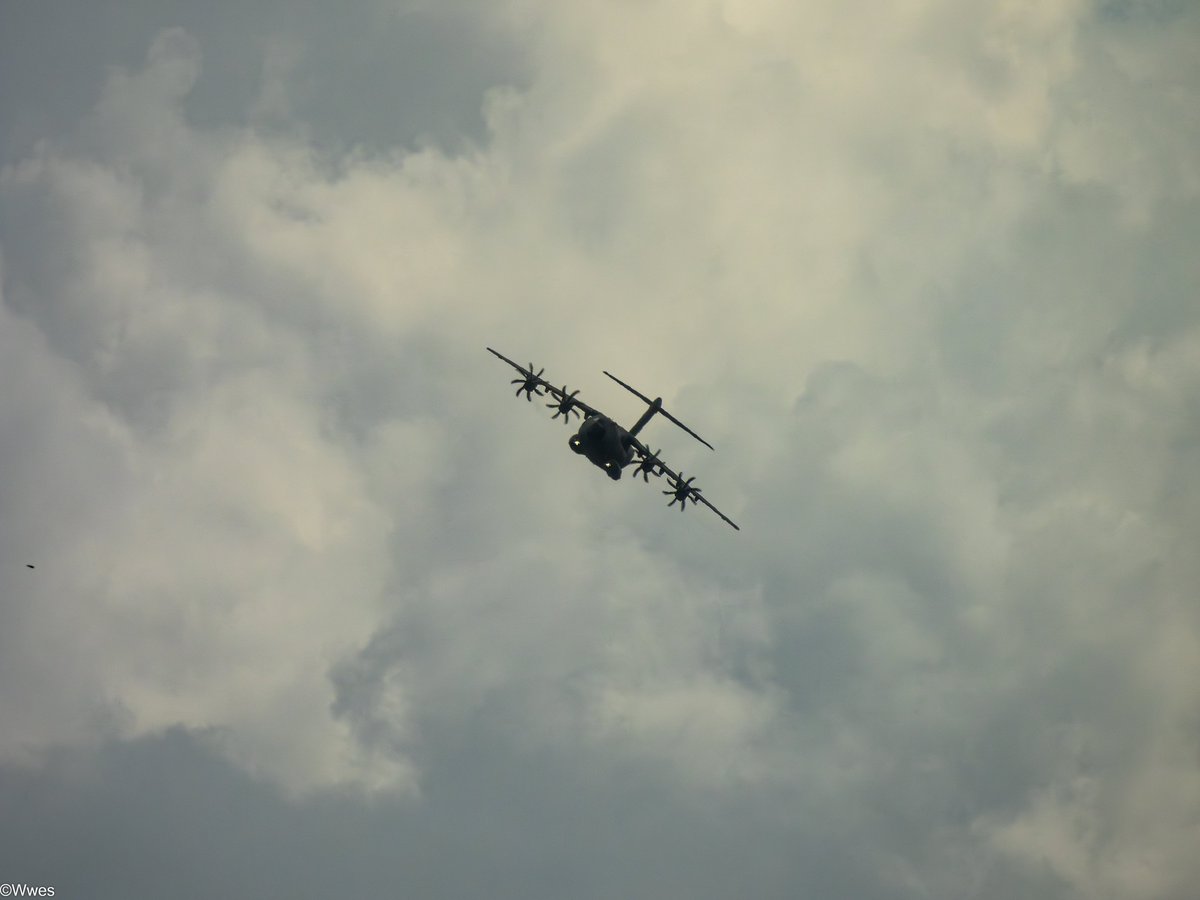 wesleyb1989's tweet photo. 16-9: #FL25 1/3
-#ROGUE21 #3F4F0F #Luftwaffe (54+25) #A400 A-400M
-#IAM4687 #33FFF3 (MM62177) Aeronautica Militare #Italy #C30J C-130J Super #Hercules
-#48D840 (011) #Polish #C295 CASA C-295 #Persuader
-342199 (T.21-09) Fuerza Aerea Española #Spain #C295 #CASA C-295 Persuader https://t.co/9XVKhPxjTR