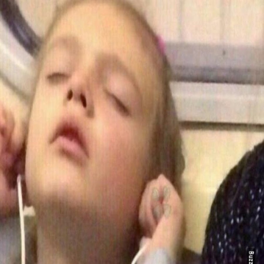 сижу смотрю сериал и вдруг начинает играть под вайбовый сюжет portishead glory box
я: