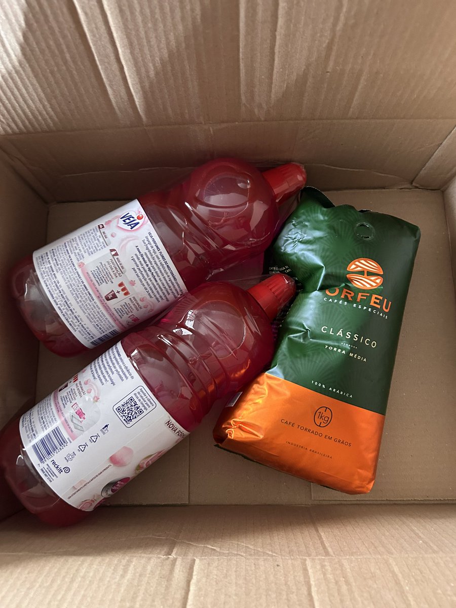 prof_casm's tweet photo. R$100 num pacote de café pra @amazonbrasil me enviar no mesmo pacote que um par de limpadores perfumados cujo cheiro tomou conta da embalagem do café e provavelmente até do sabor do mesmo. https://t.co/ZqHAK7Rgjq