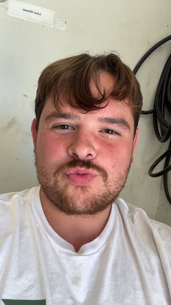 Blowing a kiss to my fans 😇