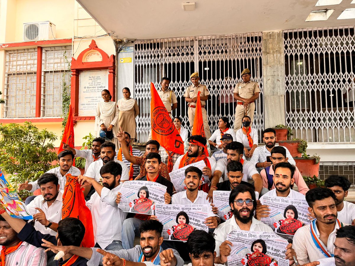 abvpchittor's tweet photo. अभाविप उदयपुर महानगर इकाई द्वारा मोहनलाल सुखाडिया विश्वविद्यालय में कुलगुरु प्रोफेसर सुनीता मिश्रा द्वारा दिए गए महाराणा प्रताप को अकबर ओर औरंगजेब के समकक्ष बताकर अपने अनर्गल बयान पर विश्वविद्यालय परिसर में दूसरे दिन विश्वविद्यालय बंद व उग्र प्रदर्शन किया गया l
#BoycottVC https://t.co/KN9fe9lXBY