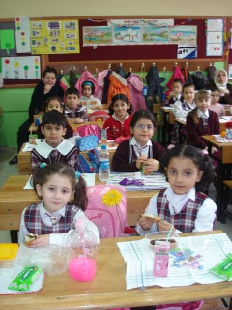 erntha's tweet image. az önce rastgele bir ilkokul fotoğrafımı buldum. şimdi panoya asılı 4 mevsim afişine bakarak sigara yakacam