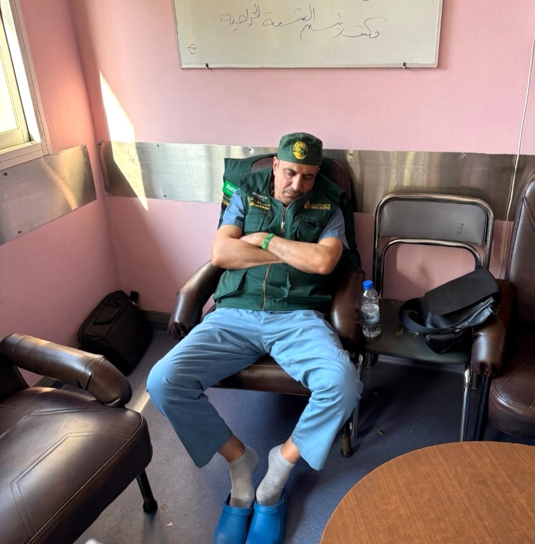 استراحة طبيب سعودي إنساني يعمل لأجل أطفال سوريا

إنه الدكتور سعد الملحم
المتطوع في فريق مركز الملك سلمان للإغاثة  🇸🇦
يستريح بعد قيامه بـ 14 عملية جراحية لأطفال سوريين 
في يوم واحد مع فريقه

جزاكم الله كل خير - في ميزان حسناتكم 
شكراً كل الشكر من القلب 

#مركز_الملك_سلمان_للاغاثة