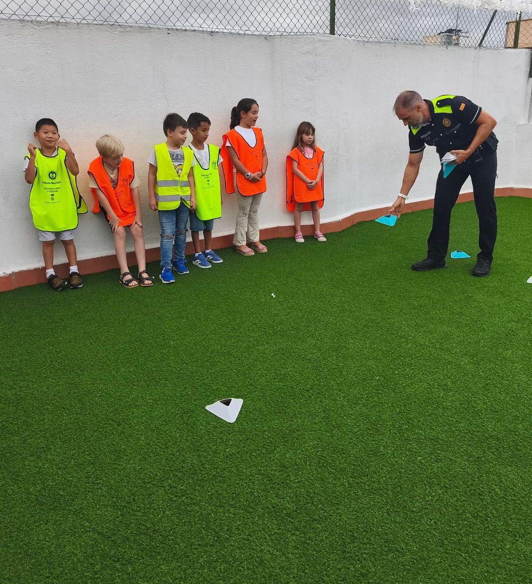 |PRIMÀRIA|

Avui l’alumnat de segon de #Primària ha fet una sessió d’educació viària!🚦 

Han après què és la calçada, on circulen els cotxes, i la vorera per on hem de caminar. També han descobert els perills de no seguir les normes. 🛑👟
 
<a href="/ajmollet/">Ajuntament de Mollet del Vallès</a>  #educacióvial #Mollet