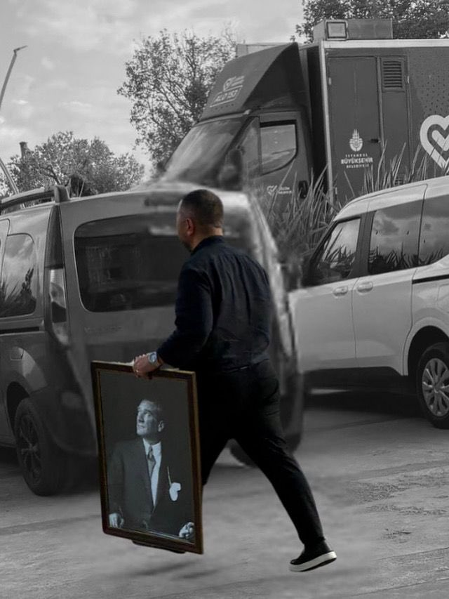 yigitcanonal7's tweet photo. Beykoz Belediye Başkan Yardımcısı Melih Karakaya, Belediyenin AKP'ye geçmesinin ardından makam odasına astığı Atatürk tablosunu alıp “Ben Beykoz halkına ihanet edemem” diyerek görevinden istifa etti. https://t.co/6nQYMk9GNN