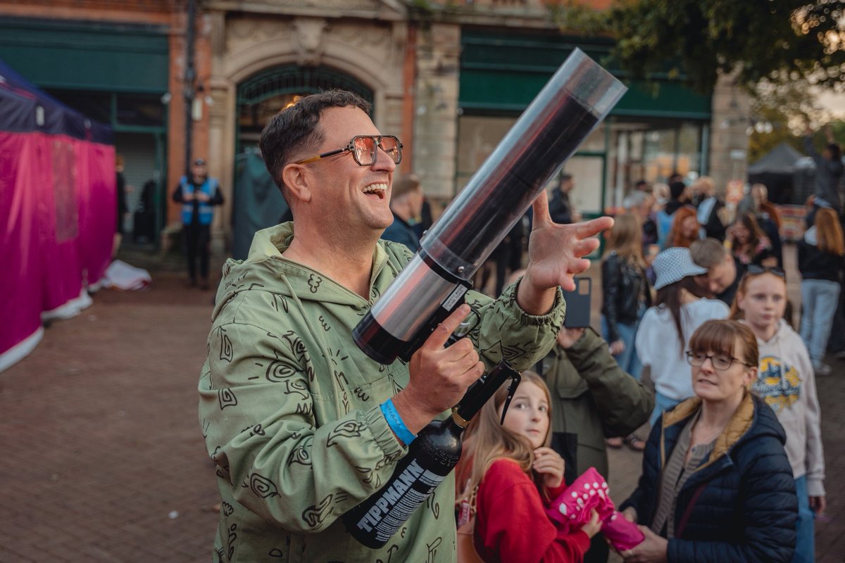 chris_hawkins's tweet photo. T-shirt guns are the BEST

Sonic Booooooooom 🚀

Thanks to the awesome @SonicBoomFest team for having me host &amp; DJ. It was an absolute blast. And thank you to the thousands who joined us at such an incredible festival 🙏 https://t.co/de5E87hxt9