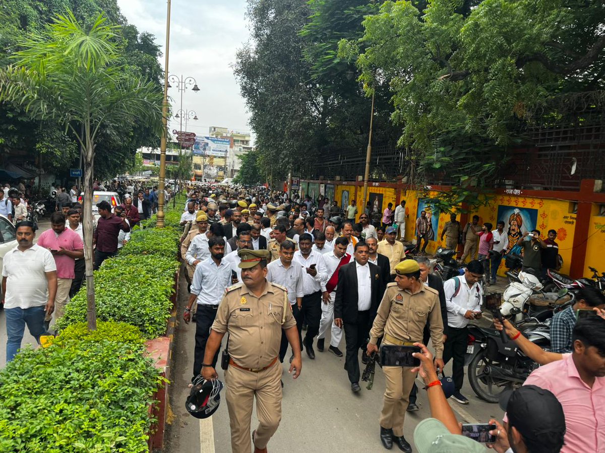 Dwivedi_AUSU's tweet photo. वाराणसी कचहरी में वकील-पुलिस में भिड़ंत, दारोगा घायल, परिसर में तनाव, भारी फोर्स तैनात!
#Varanasi #police #UttarPradesh https://t.co/AD3lBaGihs