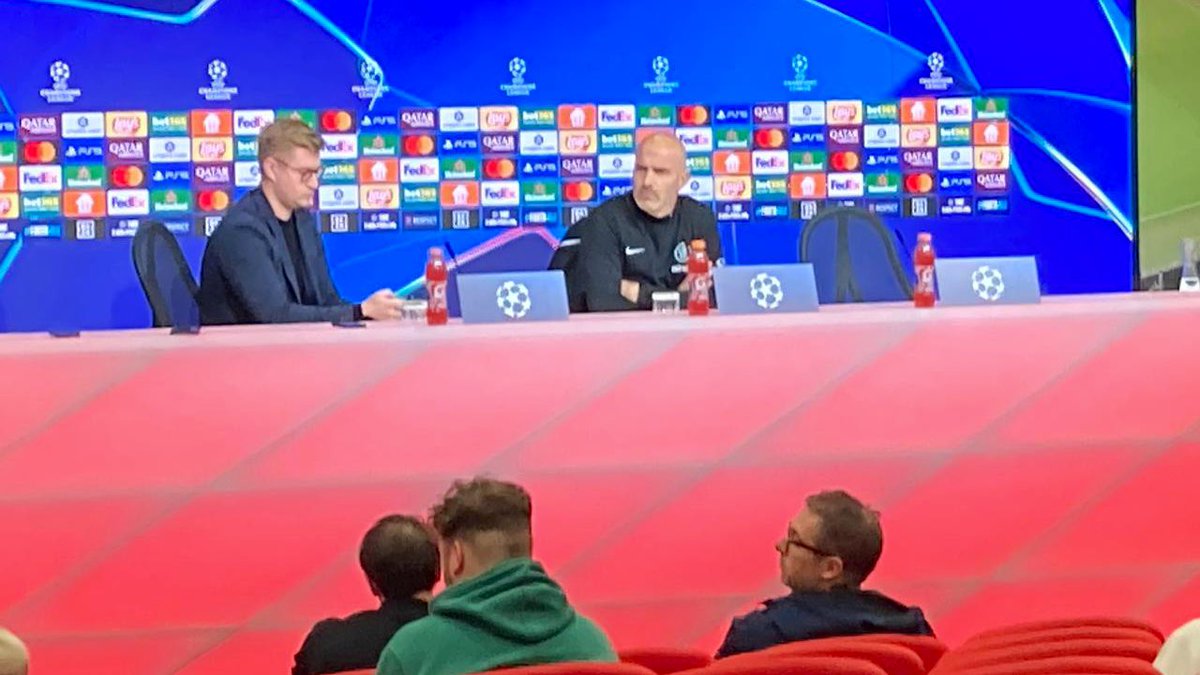 Gary Flintoff (@garyflintoff) on Twitter photo The <a href="/ChelseaFC/">Chelsea FC</a> boss Enzo Maresca faces the media in Munich... 🔵
<a href="/FCBayernEN/">FC Bayern</a>
<a href="/5liveSport/">BBC 5 Live Sport</a>
#BBCFootball ⚽️ The <a href="/ChelseaFC/">Chelsea FC</a> boss Enzo Maresca faces the media in Munich... 🔵
<a href="/FCBayernEN/">FC Bayern</a>
<a href="/5liveSport/">BBC 5 Live Sport</a>
#BBCFootball ⚽️