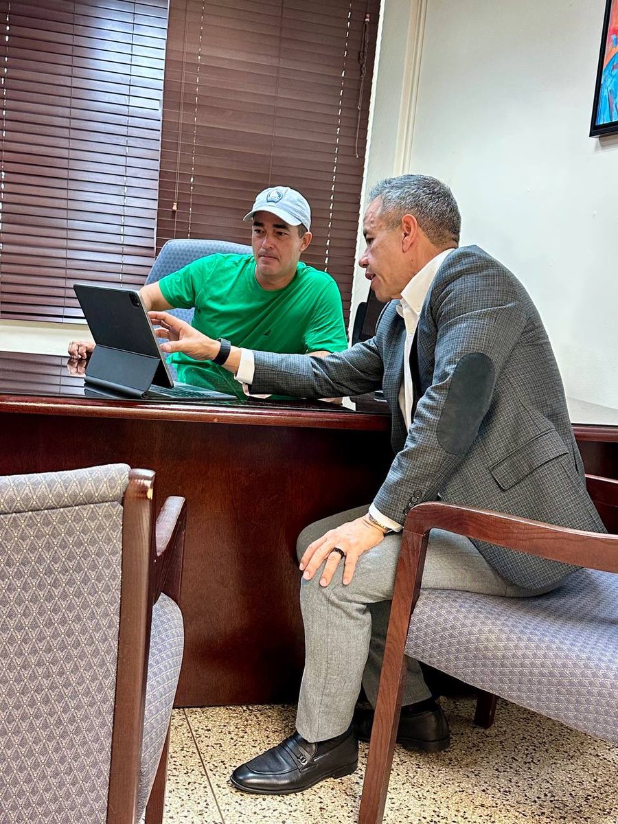 Visitamos al senador Eliezer Molina para dialogar y presentarle varios proyectos que revitalizarán la zona del Escambrón, como el Skate Park, con el fin de brindar una mejor experiencia a todos los que practican este deporte.

Gracias senador por recibirnos y por compartir la