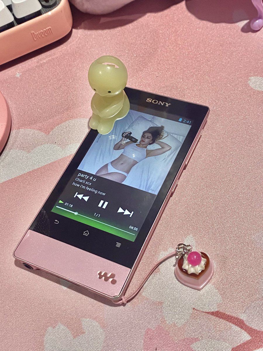 bought a 2nd hand sony walkman and its saur worth it 🫶🫶