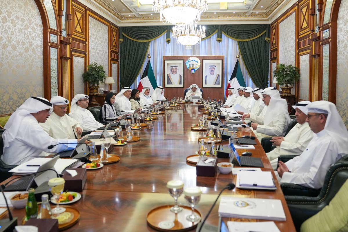 kuna_ar's tweet photo. مجلس الوزراء يؤبِّن المغفور له بإذن الله تعالى نائب رئيس مجلس الوزراء ووزير النفط السابق د. عماد العتيقي ويشيد بمناقب الفقيد والأعمال والجهود التي بذلها خلال توليه منصبه الوزاري

@kuwaiticm

#كونا #الكويت https://t.co/IBZDUR8pE7