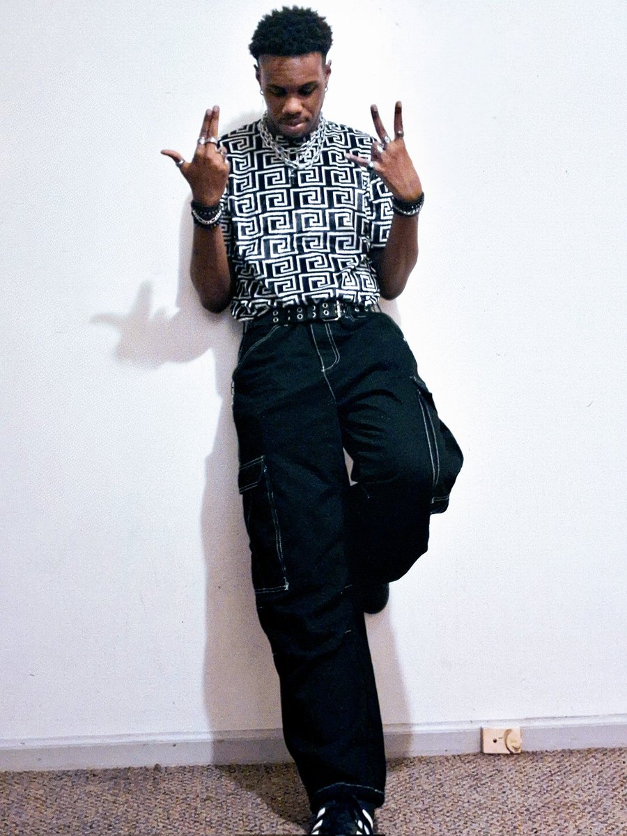 Malik_Nova96's tweet photo. "Give Em Hell Until I Rot."
*inspired by both @matthardybrand and @jeffhardybrand, & @SuicideChrist 's look from the "psych ward" music video *
📸:
#headshots #modeling #model #printmodel #photography #fashion #hoodalternative #gothic #gothicfashion #streetwear #hiphop https://t.co/4CNAHnhTpK