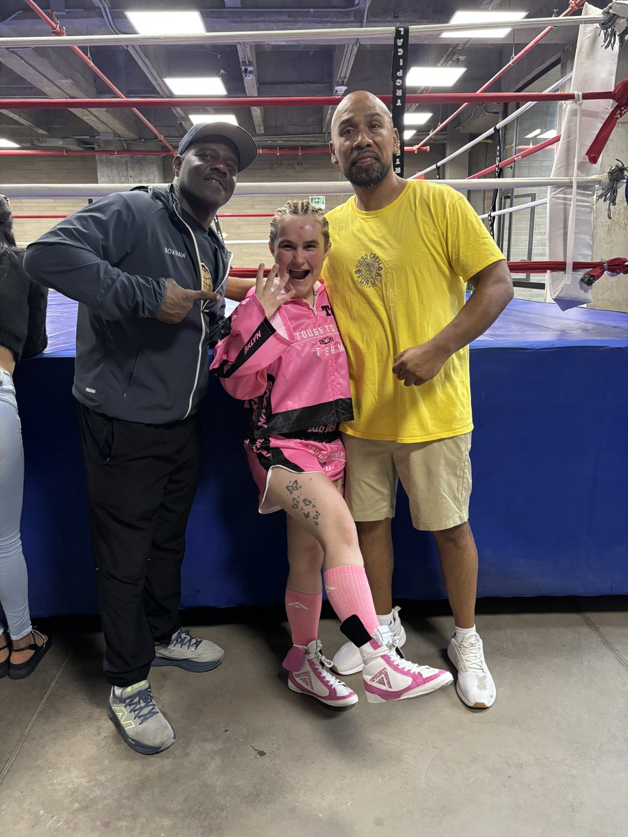 brooklynbarwick's tweet photo. Don Saxby and Jimmy Sosa with The Big Deal for bout number 4 🥊💗
BROOKLYN WAS IN THE HOUSE 🗽
@SalitaProm @KeithSullivanNY #SC4L https://t.co/8YsuKeXLuB