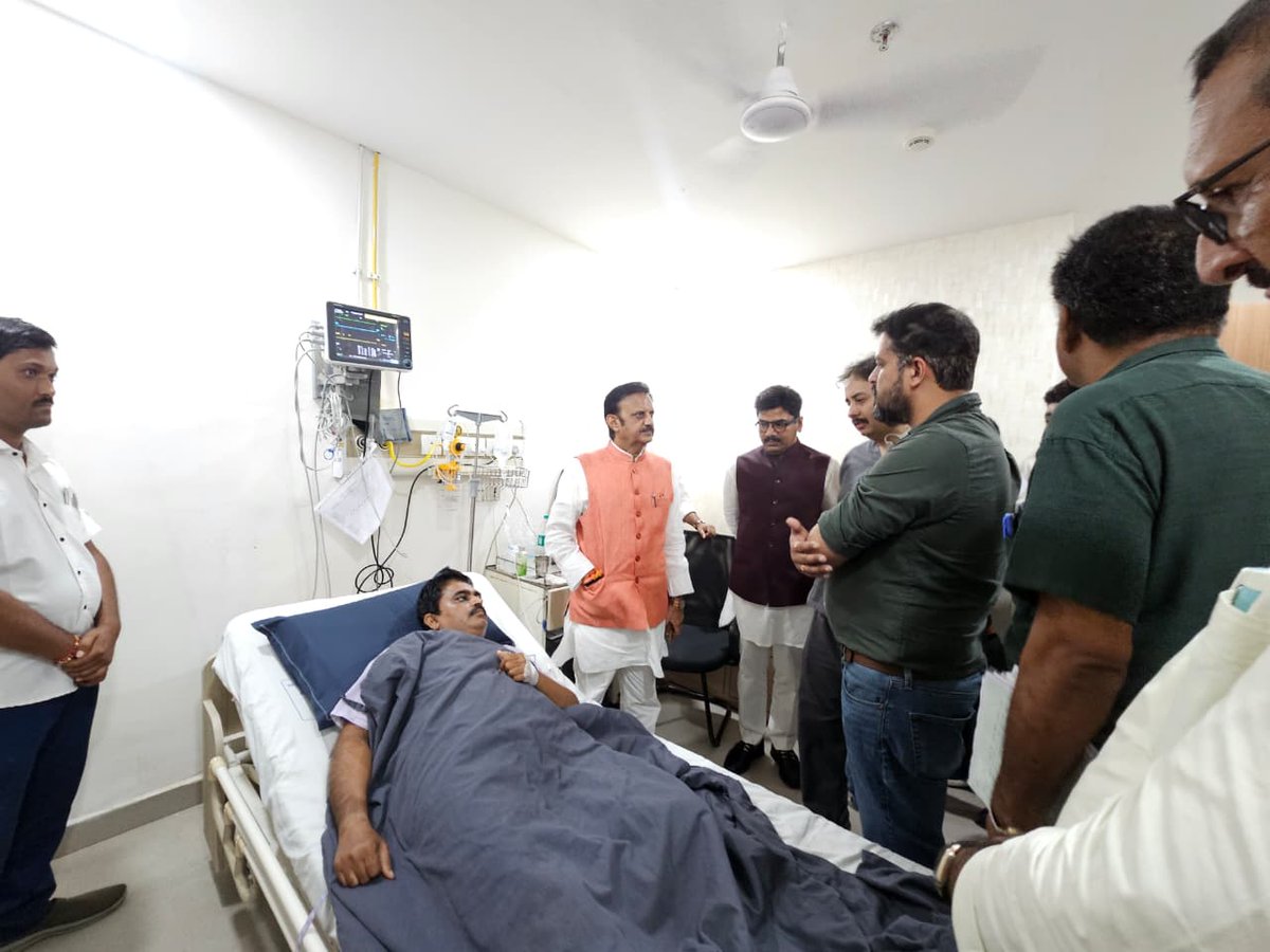 kptripathibjp's tweet image. आज माननीय उपमुख्यमंत्री श्री Rajendra Shukla जी के साथ सिनर्जी हॉस्पिटल, भोपाल पहुंचकर मऊगंज के भाजपा जिला अध्यक्ष श्री राजेंद्र मिश्रा जी से भेंट कर उनके स्वास्थ्य की जानकारी ली।

ईश्वर से उनके शीघ्र स्वस्थ होने की कामना करता हूँ।

#भाजपा #रीवा #Rajendrashukla #सेमरिया_विधानसभा