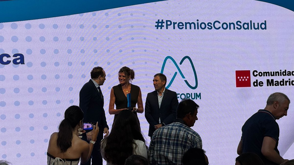 telomerahealth's tweet image. Nuestro Presidente, @JoseLuisEnrquez, también hace entrega del Premio a la Sociedad Científica a la @Sedolor, recogido por @DraMadariaga, presidenta de la institución
 
💡 Un premio al impulso de la #investigación y la mejora de la vida de los #pacientes
 
#PremiosConSalud