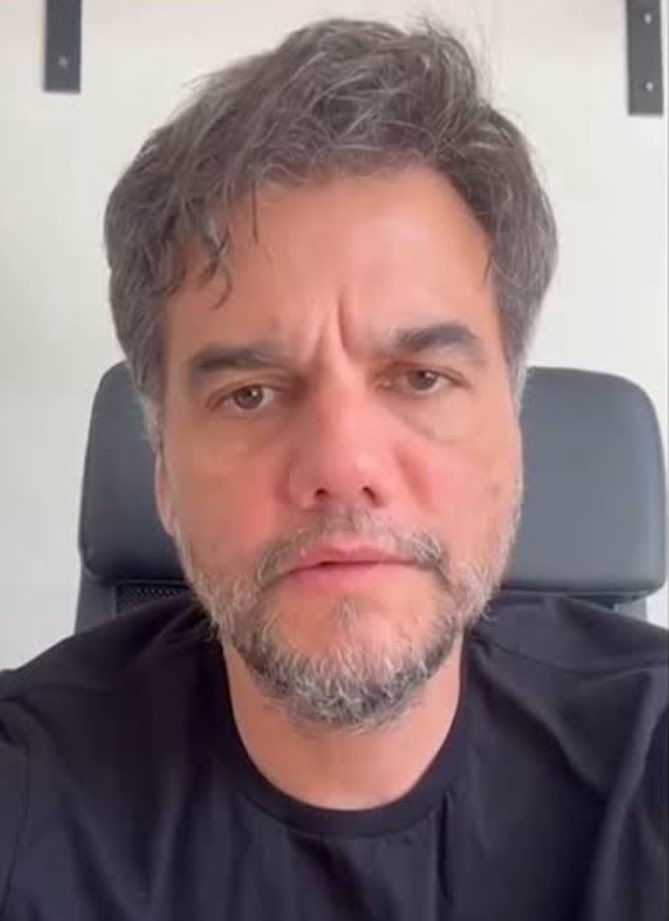 guitodeschini's tweet image. Vivendo confortavelmente em Los Angeles, nos Estados Unidos (e não em Havana, curiosamente) há sete anos com a esposa e os três filhos, Moura, comunista, prefere criticar o governo Trump em relação a imigrantes sem documentos. Afinal, nada como usufruir do “opressor” capitalismo…