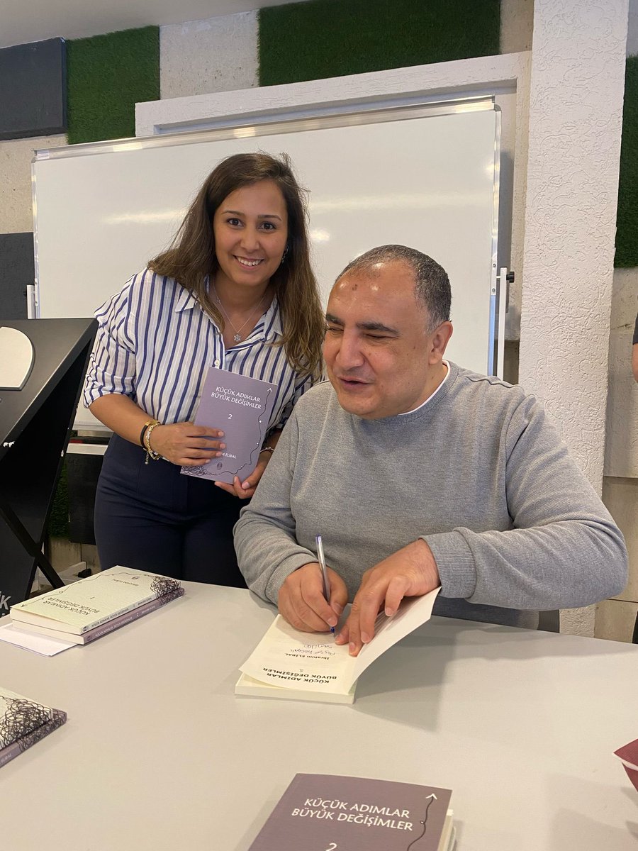 ibrahimelibal's tweet photo. Ostim Üniversitesi’nde, yaptığım söyleşi sonrasında kitaplarımı imzalıyorum. https://t.co/bjaY9phioG
