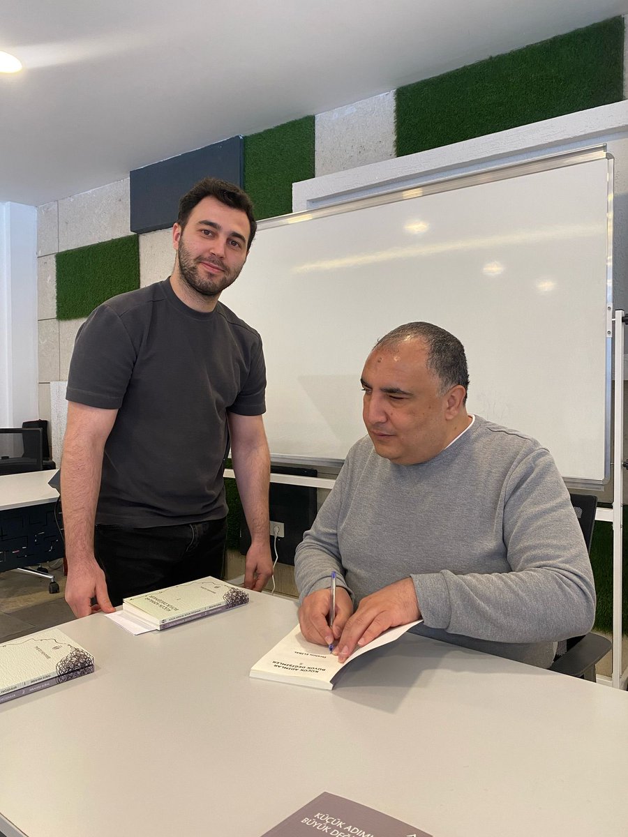 Ostim Üniversitesi’nde, yaptığım söyleşi sonrasında kitaplarımı imzalıyorum.