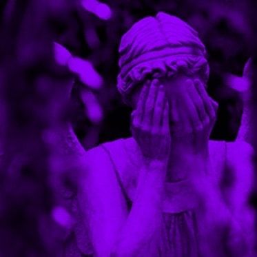 لا يمكنني الحديث عن اي شيء حتى عندما يسألني احدهم ألتزم الصمت ويتعبني الكلام ايضًا، يتعبني اشعر بالموت حقًا اشعر بالغصة🫟🪻