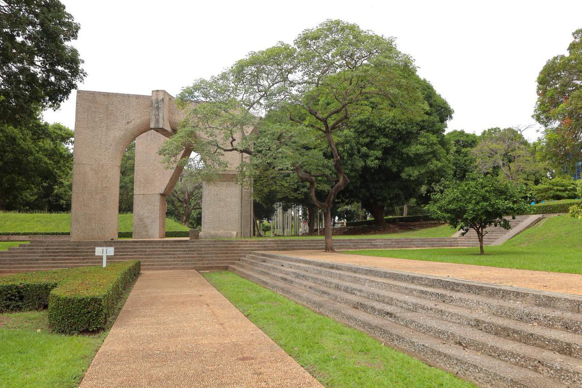 Hoy recordamos a Teodoro González de León en el aniversario de su fallecimiento. Arquitecto y escultor destacado, su obra fue fundamental para definir el tejido urbano de muchas ciudades del país. Una de sus contribuciones más emblemáticas en Villahermosa es el Parque Tomás