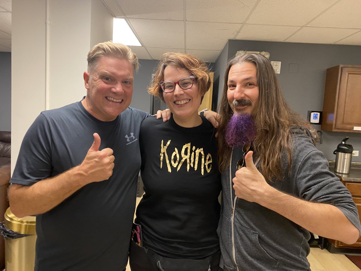 STEVEN WILSON HOSTS THE PRICE IS RIGHT: Distract yourself from this hellscape of a website with a weird and heartwarming story about in-joke t-shirts and the timing of loo visits at a live prog show. Just go here (top post): facebook.com/bryanbellerbas…