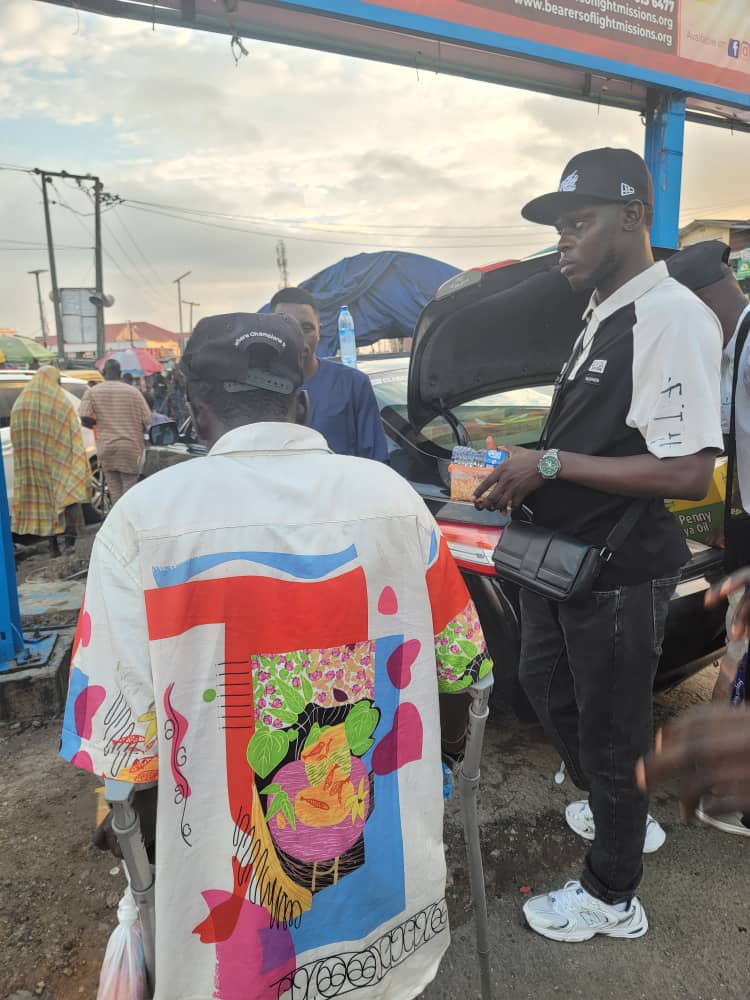 Feed_Dehomeless's tweet photo. We are here, distributing the food and water to the homeless on the streets
There is joy in giving. The smile on the faces of the people whose lives you touched just by giving them food is everything.

https://t.co/pQtZBAdDQy

#feedthehomeless #showlove #PumpFunlaunch https://t.co/xogJHnMHUd