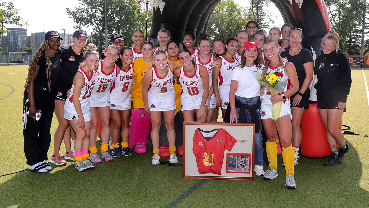 Senior Day always has us like 😭

Before their game on Sunday, <a href="/DinosFHC/">UCalgary Dinos Field Hockey 🏑</a> marked the first Senior Day of 2025-2026 for their graduating senior Julia McDermott.

Forever a Dino! 🦖

#GoDinos