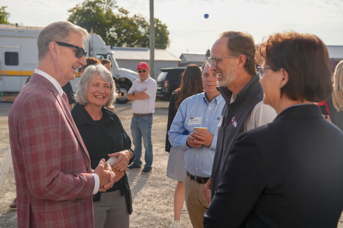CFAES_OSU's tweet photo. Thank you to @ohiostatepres Walter "Ted" Carter Jr. for addressing attendees of #FSR25 this morning.
@OhioStateFSR is a vital part of the @OhioState and @osucfaes land-grant mission. Weβre grateful President Carter could join us in highlighting that mission. https://t.co/n4Z9QRiU65