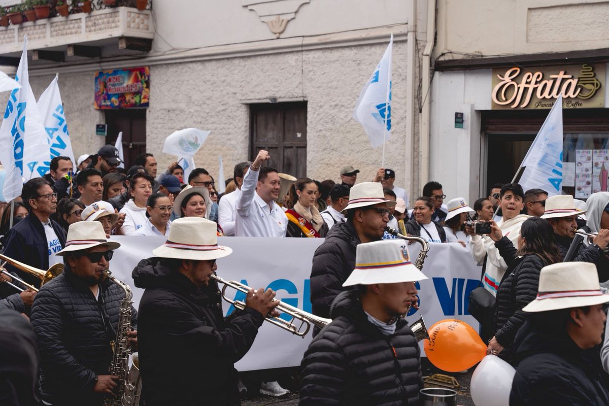 Hoy Cuenca ruge fuerte y claro ¡EL AGUA NO SE TOCA! 💪💧

Toda la ciudad forma parte de la gran marcha por #Quimsacocha, donde todos le decimos NO a la minería en nuestros páramos, fuente de vida que la defenderemos y cuidaremos sin descanso.

Todos sabemos que #ElAguaEsVida ❤️💛