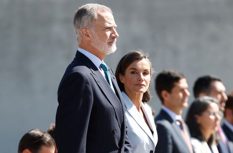✈️👑 Los Reyes Felipe VI y Letizia parten hoy hacia Egipto en un viaje de especial relevancia diplomática, con agenda centrada en reforzar la cooperación bilateral y estrechar lazos culturales, económicos y estratégicos entre ambos países.
#LaCoronaUne
