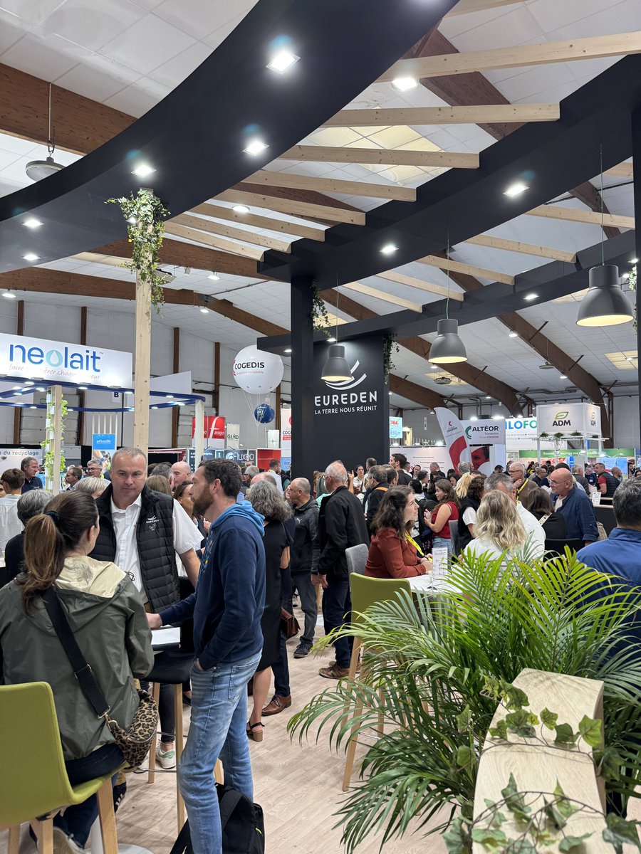 EuredenGroup's tweet photo. [ÉVÉNEMENT]

😃 Retour en images de la première journée sur le stand Eureden au @SPACERennes ! 

#coopérative #laterrenousréunit #SPACE2025 https://t.co/8hu02WWBNg