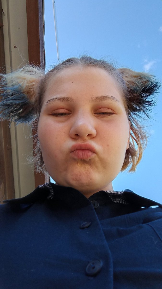 хочецця нових м'юшок
давайте нападайте, я люблю фільми і мультики 2000х, тру крайм, дс і крипіпасту 
за першою освітою музичний керівник, за другою намагаюсь танцювати з порушенням координації 
живу в Фінляндії, ненавиджу лакрицю
в мілярд різних фд, тому тут легше питати 
я↓