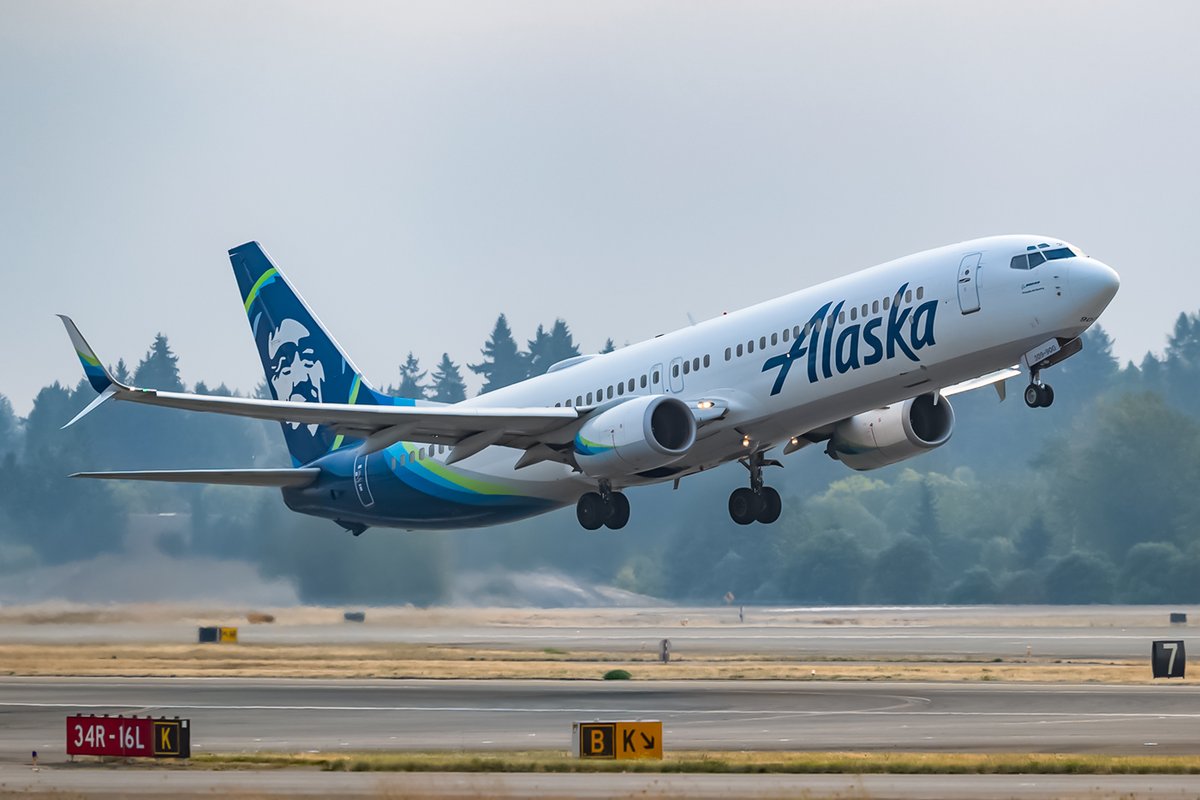 airwaysmagazine's tweet image. 🔴  Alaska Airlines is retiring its final Boeing 737-900 today, as N309AS departs Seattle for Marana on its last flight. Delivered in July 2001, the aircraft closes a chapter in Alaska’s fleet history. 

📸: @BDFphotography 

#alaskaairlines #boeing #avgeek