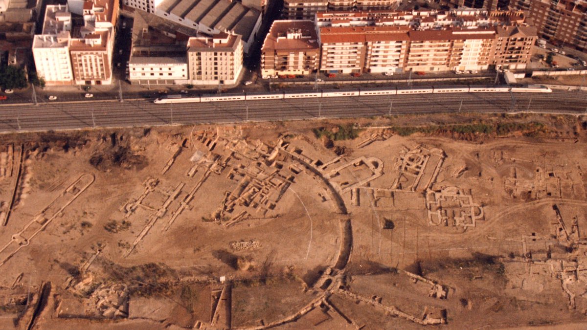 No tiene nombre. Solo quiero recordar que la estación de tren de Córdoba está construida sobre las ruinas del yacimiento arqueológico de un enorme complejo palatino romano del siglo III, construido por el emperador Maximiano Hercúleo. Este palacio imperial era uno de los más