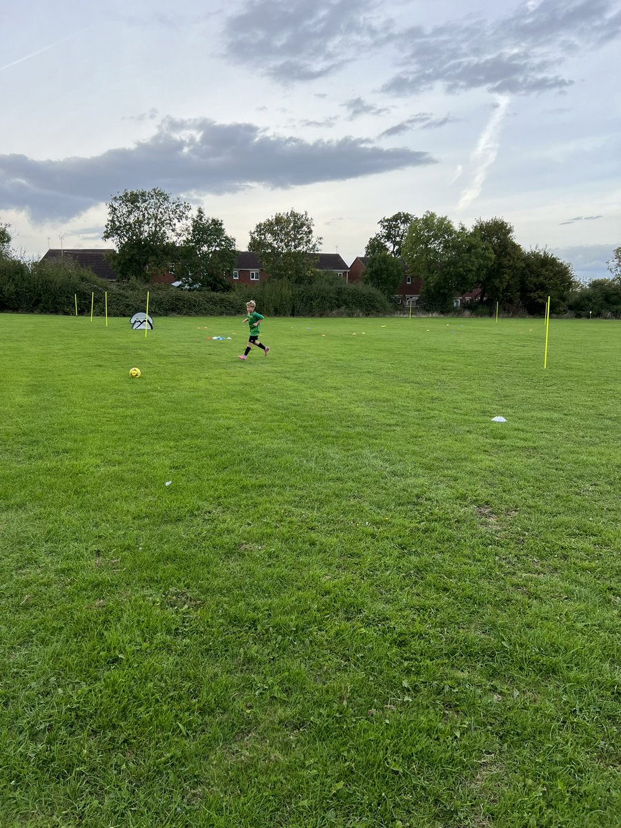 blythey07's tweet image. Grass roots u12’s. ..Tonight’s session focusing on receiving the ball
Under pleasure &amp;amp; escaping pressure by using skills🙌🏼 #grassrootsfootball