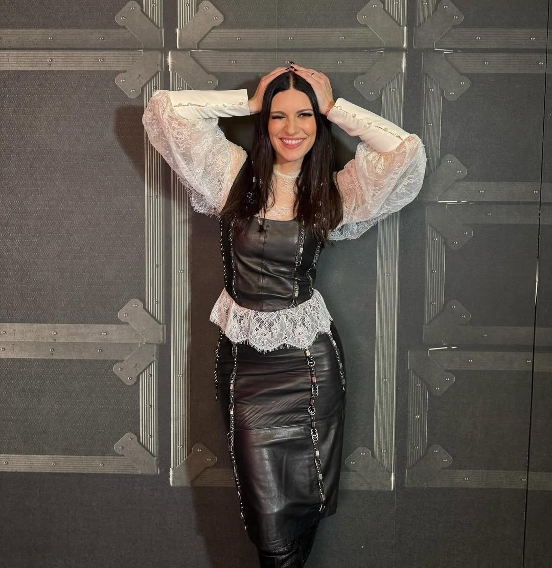 Quien me ayuda a hacer una petición a <a href="/WarnerMusicES/">Warner Music Spain</a> que nos regale un radio tour de <a href="/LauraPausini/">Laura Pausini</a> por España como el que hace estos días en Italia.  Realmente adoroooo esta siendo Top ⬆️⬆️