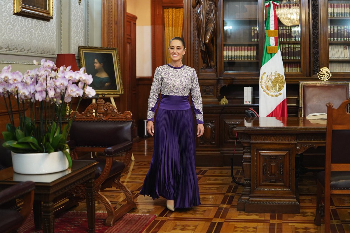 El vestido de la Presidenta es un bordado artesanal nahua de Tlaxcala, de la maestra Verónica Arce. 

El diseño es de Thelma Islas y Crystel Martínez y la confección fue de Rocío Castro.

Simbólico y bellísimo.💜