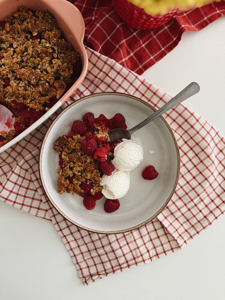 МАЛИНОВЫЙ КРАМБЛ С ГРАНОЛОЙ 

Когда какая-то ягода или фрукт пропадают, то это самое время приготовить самый простой на свете десерт, который не уступает вашему любимому пирогу, но только смешивается примерно за минуту.