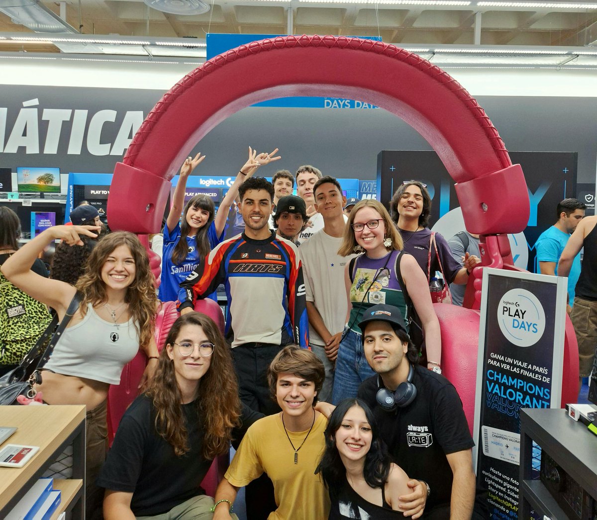Naia_KroKiK's tweet photo. Fotito en grupo del evento de #LogitechGPLAYHeretics de la mano de @TeamHeretics @LogitechG_Es
@mediamarkt_es
Muchas gracias por todas las firmas y los premios 🫶 https://t.co/oSUqmj71m6