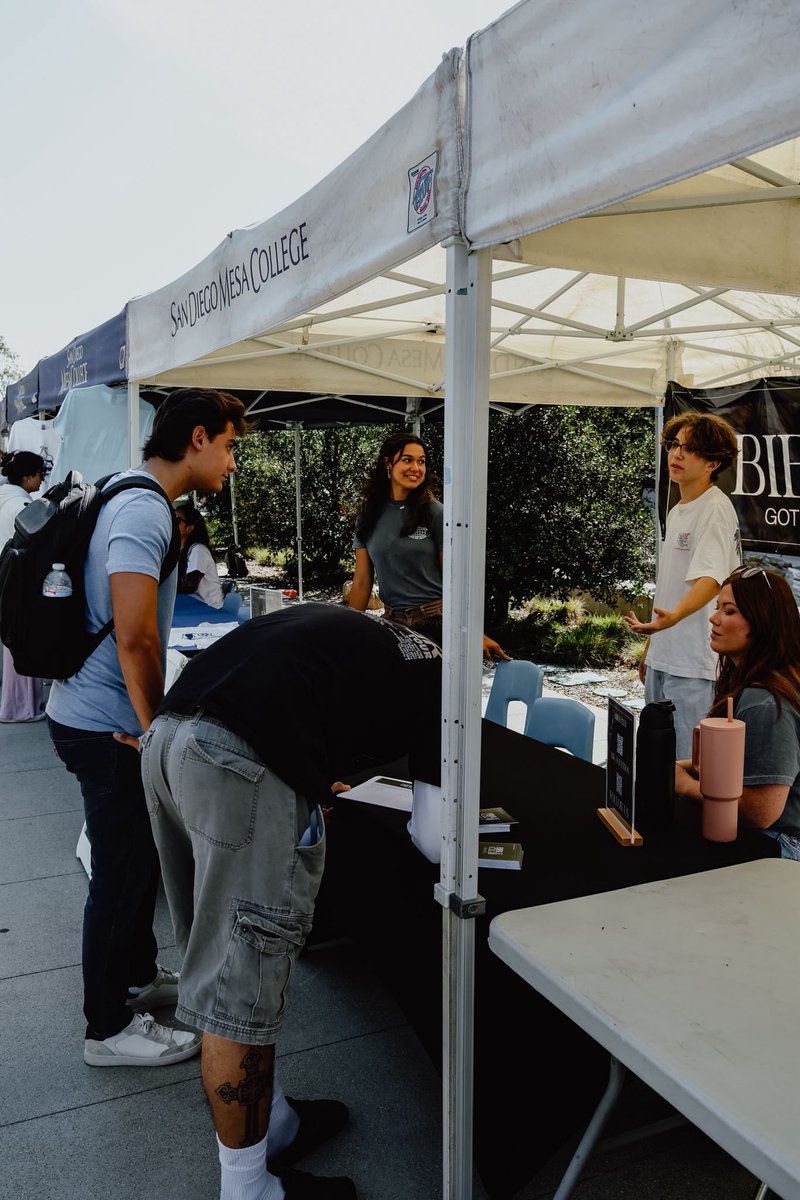 ChrisChadwickSD's tweet photo. #ClubRush has started at Mesa College. Please pray as our Bible Club is signing up kids. We’re the only Christian club on campus. https://t.co/QVXu0SMb4N