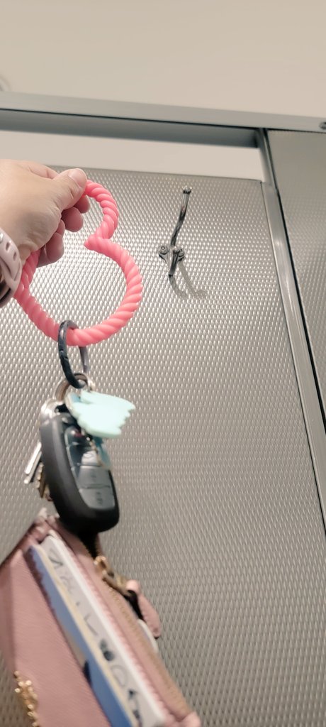 Now walmart. How are yall going to do us little people like this. This is me on my tippy toes and I still cant reach the hook!😭