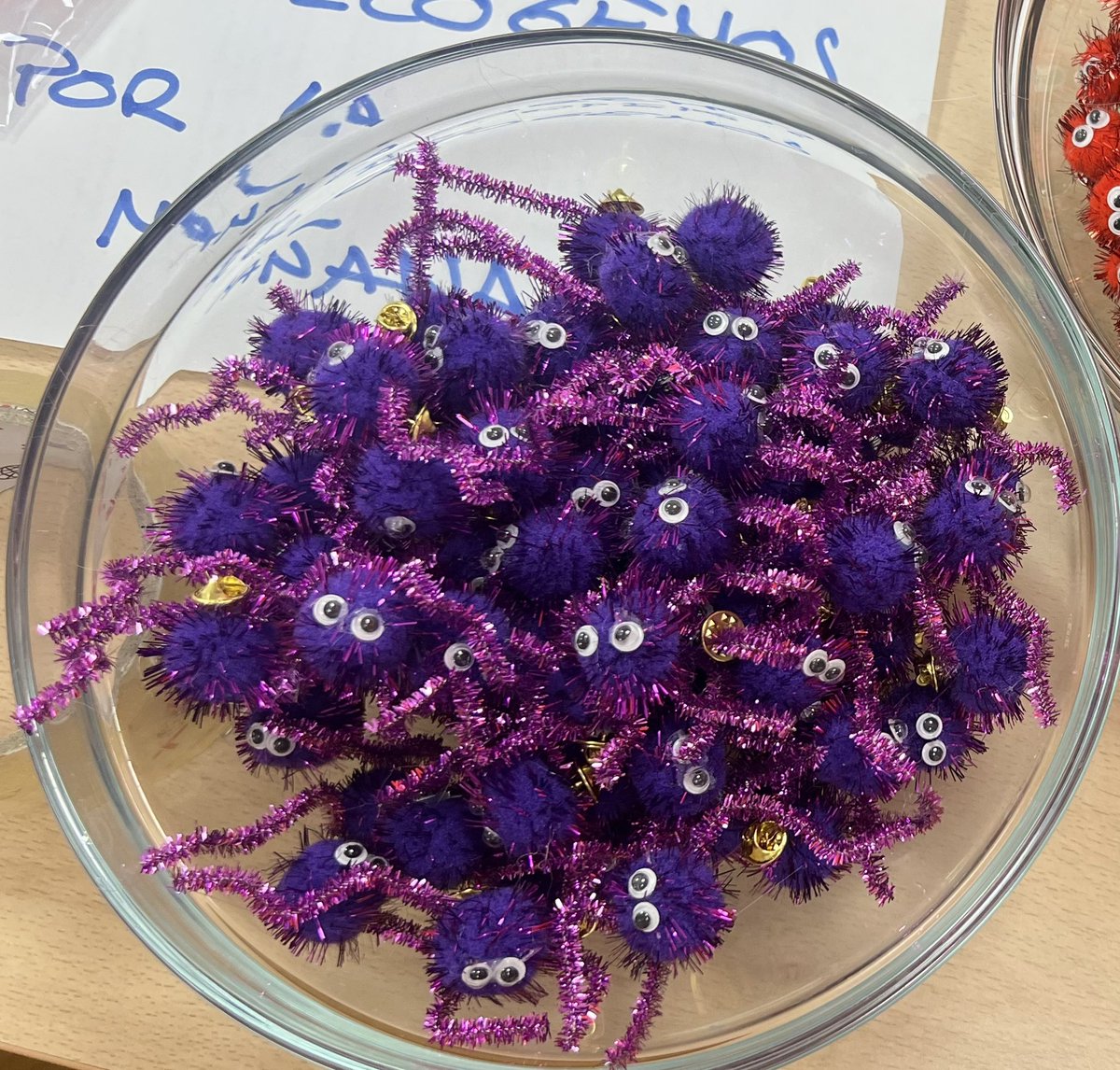 Crissanpor's tweet image. Mañana celebramos el @IntMicroDay 🧫 ! No faltes ! Estaremos en el Hall de la Facultad de Farmacia ! @SEMicrobiologia #microorganisms. Y llévate tu Gram-pin