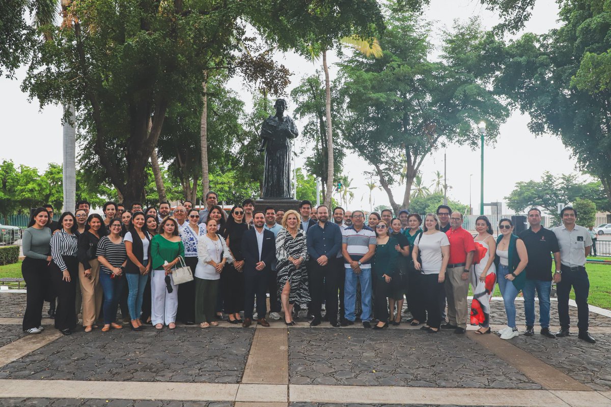 🇲🇽 La Secretaria de Transparencia y Rendición de Cuentas, Dra. María Guadalupe Ramírez Zepeda, acompañó al Gobernador Rubén Rocha Moya al acto cívico por el 215 Aniversario del Inicio de la Guerra de Independencia. Se rindieron honores y recordó a los héroes que dieron Patria.