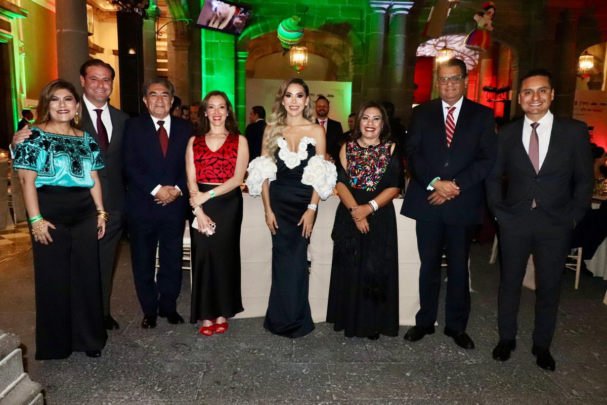 🇲🇽✨ Con gran emoción participé en el festejo de conmemoración del Grito de Independencia desde el Palacio Municipal, acompañando a las y los poblanos en esta fecha tan especial.
Junto a nuestro Gobernador <a href="/armentapuebla_/">Alejandro Armenta</a> y nuestro Presidente municipal <a href="/pepechedrauimx/">Pepe Chedraui 🇲🇽</a> celebramos