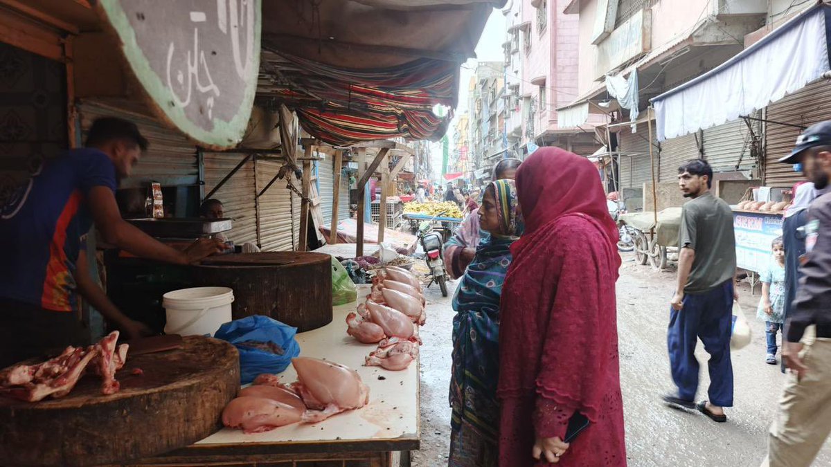 CommissionerKhi's tweet photo. Assistant Commissioner SITE Conducted price checking at Pak Colony on vegetables, fruits, chicken, eggs and grocery items. Heavy fine was imposed on violations.
#CommissionerKarachi #karachi #pricechecking #DistrictKeamari #DistrictAdministration #GovtofSindh https://t.co/lzCN0MBI4A